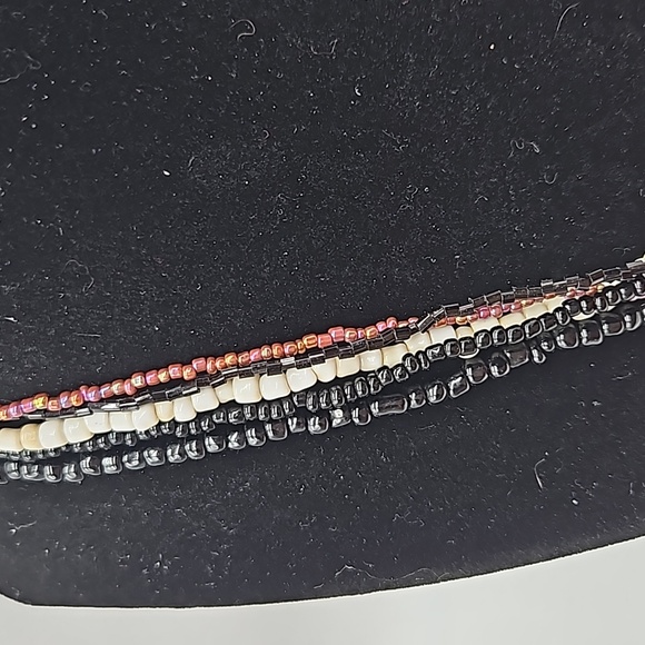 Costume jewelry beaded necklace with pendant - Picture 2 of 6